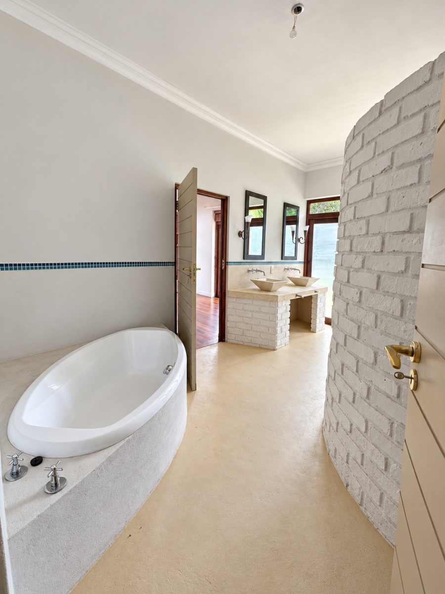 5 Bedroom Property for Sale in North Oaks Western Cape